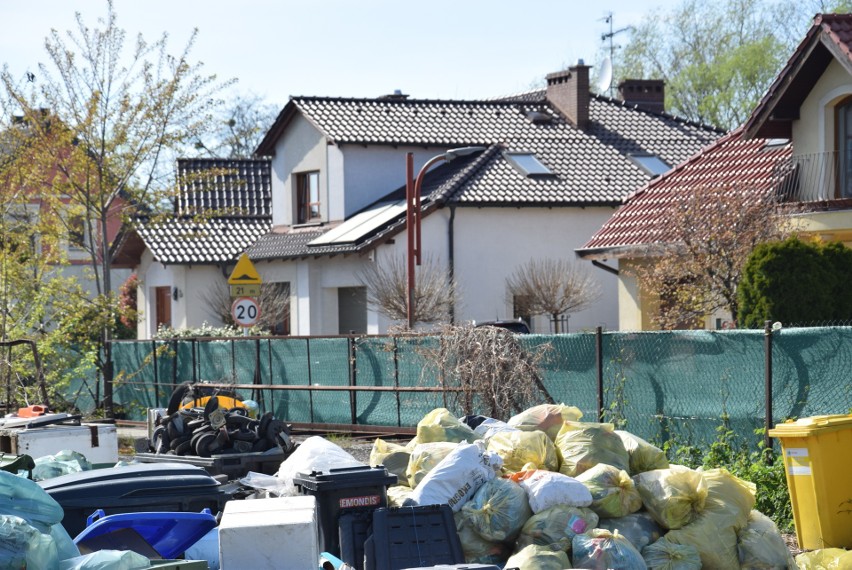 Plac jest dosłownie zawalony odpadami i pojemnikami na...