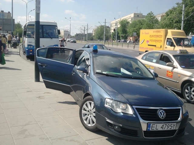 Gdy policjanci drogówki prowadzili kontrolę w oznakowanym wozie na ich widok większość kierowców rezygnowała z zatrzymania się na przystanku, po kilku godzinach przesiedli się więc w nieoznaczony pojazd.