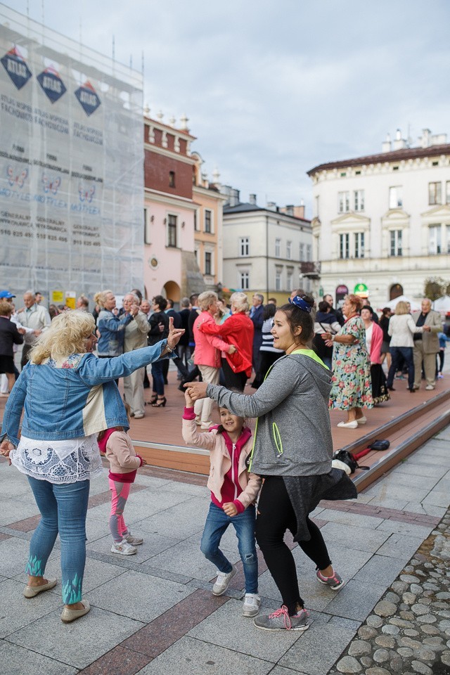 Letnie potańcówki wróciły do Tarnowa [ZDJĘCIA]