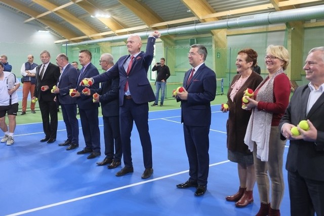 We wtorek oficjalnie otwarto halę tenisową przy Szosie Chełmińskiej 75 B. To kolejny obiekt sportowy Torunia, który dzień wcześniej został  uzyskał miano Europejskiego Miasta Sportu 2019. Hala ma być dostępna dla wszystkich - od dzieci, przez młodzież, studentów, profesjonalistów po weteranów. Prace związane z budową hali rozpoczęto w 2016 roku. W ciągu dwóch lat udało się zbudować dwukondygnacyjną halę tenisową z trzema kortami wraz z zapleczem socjalnym: szatniami, toaletami, pomieszczaniami dla obsługi szatni, magazynami i salą dydaktyczną. W ramach inwestycji przewiduje się także wyposażenie hali w sprzęt sportowy, meble oraz składane trybuny.Wczoraj na oficjalnym otwarciu, oprócz władz miasta, spotkali się przedstawiciele ministerstwa sportu, Polskiego Związku Tenisowego, Uniwersytetu Mikołaja Kopernika, rady sportu przy prezydencie Torunia i środowiska sportowego. Była też posłanka Anna Sobecka, a halę poświęcił o. Wojciech Zagrodzki, proboszcz Parafii św. Józefa.- Europejskie Miasto Sportu, jakim jest Toruń, zostało wzbogacone o kolejny obiekt - powiedział prezydent miasta Michał Zaleski. -  Hala wpisuje się w sportowy kompleks, który istnieje w tym miejscu. Te korty będą przez dziesiątki lat służyły dzieciom i młodzieży oraz seniorom i mastersom, którzy na pewno będą tutaj licznie przychodzić. Takiego obiektu potrzebowaliśmy, bo okazało się, że apetyt rośnie w miarę jedzenia. Zbudowaliśmy kompleks kortów tenisowych w sąsiedztwie osiedla Na Skarpie, gdzie odbywają się m.in. zawody kobiet w tenisie ziemnym, ale i tak do tej pory kortów krytych było za mało. Teraz ta sytuacja się zmieni. Te trzy korty sprawią, że tenisiści z pięciu toruńskich klubów oraz amatorzy, których pasjonuje ten sport, będą mieli gdzie trenować.Obiekt kosztował 6,9 mln złotych, z czego 2,7 mln to dofinansowanie ze środków Funduszu Rozwoju Kultury Fizycznej Ministerstwa Sportu i Turystyki. W nowo otwartej hali ćwiczyć będą także studenci UMK, korzystający z programu kształcenia dwutorowego „student-sportowiec”. Podczas otwarcia obiektu prezydent Michał Zaleski i prorektor ds. kształcenia UMK prof. Beata Przyborowska podpisali porozumienie w tej sprawie.Hala tenisowa dopełni kompleks miejskiego Toruńskiego Ośrodka Sportu, który skupia między innymi: halę sportowo – widowiskową Arena Toruń, dwa sztuczne lodowiska, stadion lekkoatletyczno - piłkarski, pełnowymiarowe boisko ze sztuczną nawierzchnią do piłki nożnej oraz boisko do hokeja na trawie.