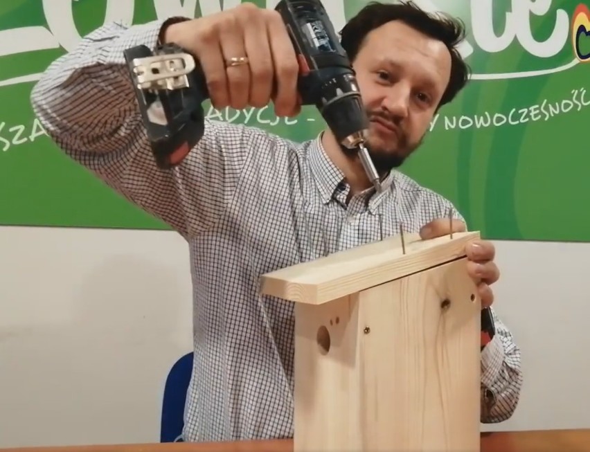 Paweł Pięta prezentuje jak złożyć "chatę dla ptaka"