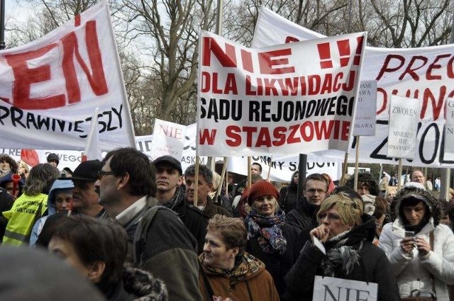 Delegacja ze Staszowa po raz kolejny uczestniczyła w proteście przeciw likwidacji małych sądów.