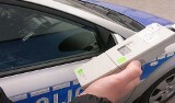 Pijana kobieta przywiozła autem malutkie dzieci... na komendę policji w Ostrowcu