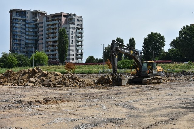 Osiedle „Zenit” będzie ekologiczne. Jego przestrzenie wspólne będzie zasilać energia pozyskana z paneli fotowoltaicznych montowanych na budynkach, których dostarczy Veolia Energia Łódź. Będą one zaopatrywać w prąd także planowane ładowarki pojazdów elektrycznych. Deweloper  zapewnieni miejsca parkingowe dla e-aut i carsharingu. „Osiedle Widzewska” będzie strefą wolną od samochodów, dla których powstanie kubaturowy parking od strony ul. Rokicińskiej, pełniący też funkcję ekranu akustycznego. Promowane będzie korzystanie z rowerów  to teren przyjazny rowerzystom, dla których  Liczne tereny zielone  o łącznej powierzchni 3 tys. mkw. zieleni, na której posadzonych zostanie prawie 50 drzew, będą nawadniane wodą deszczową magazynowaną w zbiornikach retencyjnych. Na osiedlu będzie też szklarnia, w której mieszkańcy będą mogli uprawiać zioła, kwiaty czy warzywa.ZOBACZ WIZUALIZACJE - KLIKNIJ DALEJ