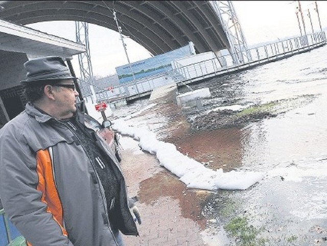 Woda z Miedwia wdarła się na promenadę.