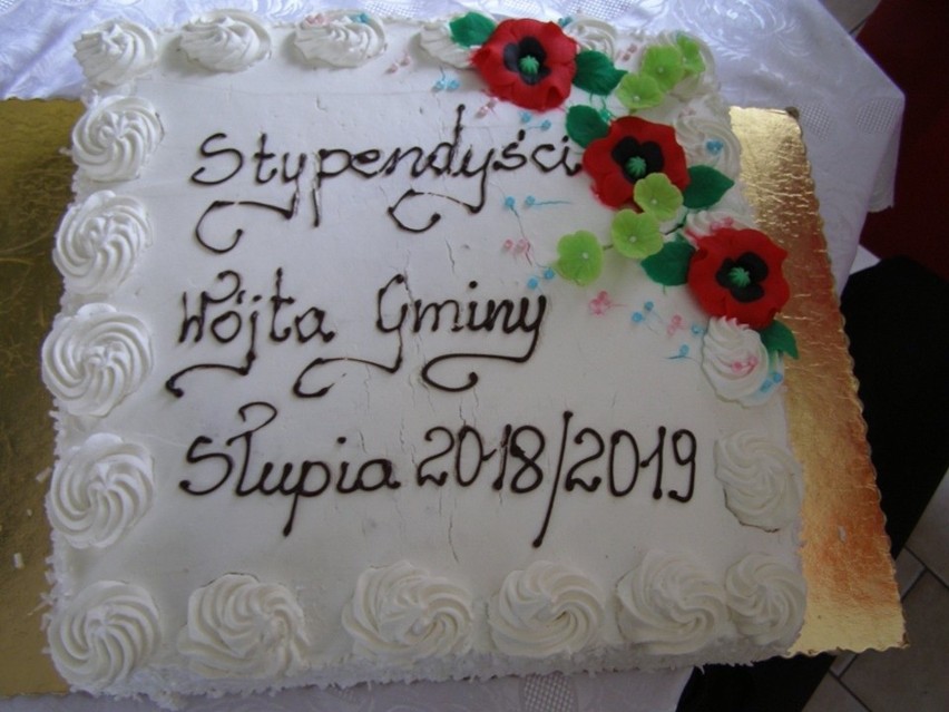 Ośmioro uczniów otrzymało stypendia wójta gminy Słupia. To najzdolniejsi uczniowie w roku szkolnym 2018/2019