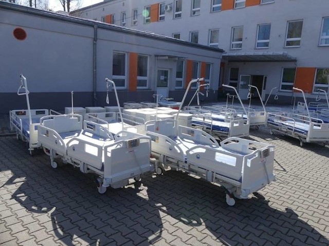 Gmina Ogrodzieniec, w kwietniu tego roku, przekazała 10 łóżek szpitalnych na oddział obserwacyjno-zakaźny.