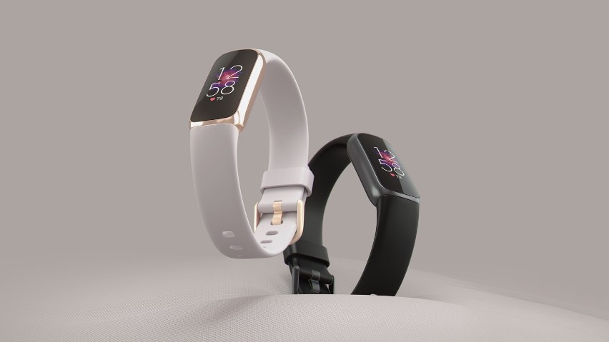 Fitbit Luxe łączy cechy trackera fitness i biżuterii. To także pierwsza opaska Fitbit z kolorowym wyświetlaczem. Znamy polską cenę