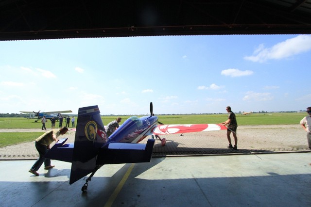 Mistrzowie w akrobacji samolotowej z Francji ćwiczą w Świdniku