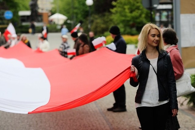 Przeszli ulicami Szczecina z biało-czerwoną flagąOkoło pięćdziesięciu osób przeszło ulicami Szczecina, niosąc biało-czerwoną flagę.