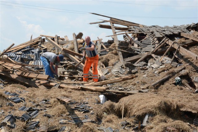 8.07.2017 landzmierz, gmina cisek, tornado, traba powietrzna, wichura, burza, nawalnica, szkody po burzy, straz pozarna, inspektor budowlany, zerwany dach, polamane drzewo, drzewa fot. tomasz wroblewski / nowa trybuna opolska