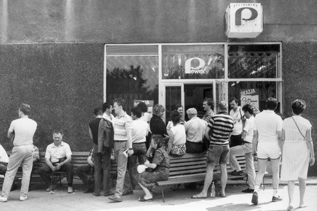 Kolejka przed sklepem Pewexu przy ulicy Grzybowskiej w Warszawie. Zdjęcie wykonano 27 czerwca 1989 roku.