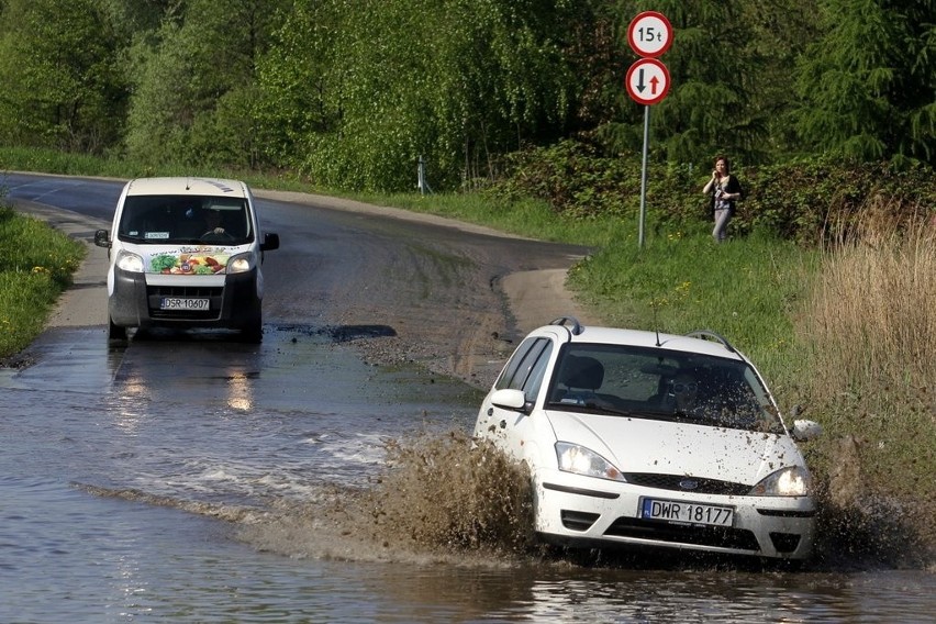 Wrocław: Zalewa drogę. Kierowcy muszą uważać (ZDJĘCIA)