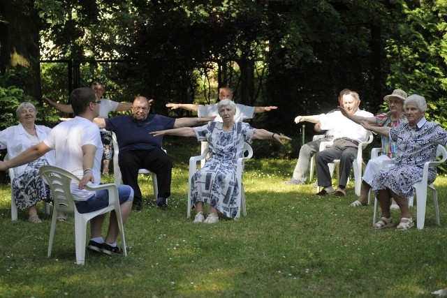 W Bydgoszczy działają dwa domy dziennego pobytu dla seniorów. Potrzebny byłby jeszcze jeden, bo chętnych nie brakuje. Na zdjęciu - DDP na Kapuściskach. Latem starsi państwo korzystają z ogrodu.