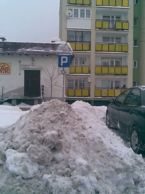To skandal! Zepchnęli śnieg na parking dla niepełnosprawnych