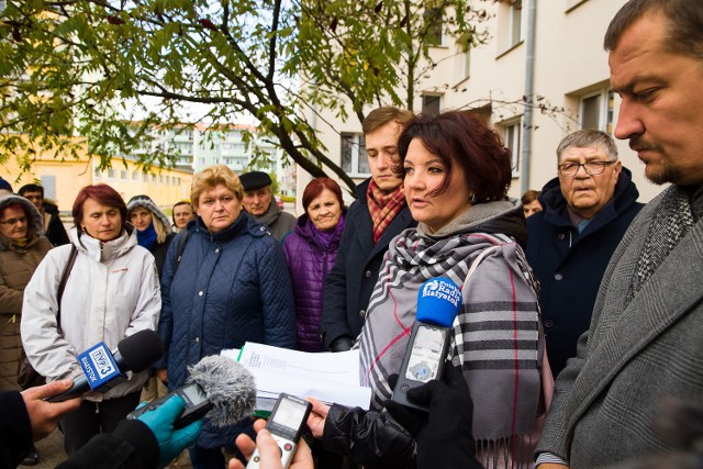 O możliwość wykupu mieszkań na własność walczą lokatorzy z bloku przy ul. Rzymowskiego 40. To z nimi spotkali się wczoraj radni PiS, którzy przygotowali projekt uchwały w tej sprawie.