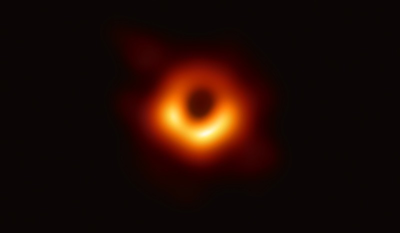 Google Doodle [12.04.2019]. Z okazji pierwszego w historii zdjęcia czarnej dziury