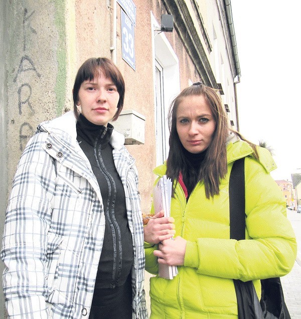 Ola Rybarczyk (od lewej) z siostrą Izą, która już wychodzi na prostą dzięki swojemu chłopakowi, przed mieszkaniem, w którym jeszcze niedawno mieszkała Ola z bratem i jego rodziną. 