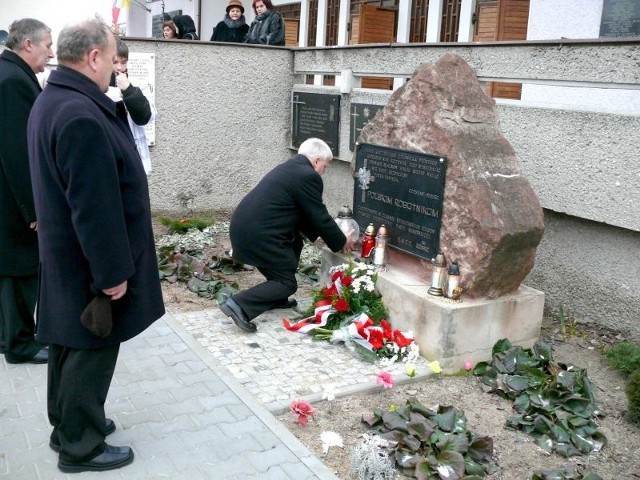 Znicze przed starachowickim pomnikiem Solidarności zapalają władze powiatu starachowickiego.
