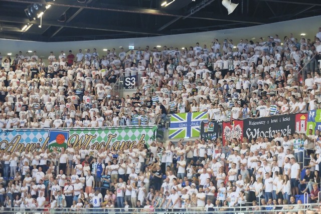 Polski Cukier Toruń w dwóch pierwszych meczach finałowych Energa Basket Ligi wystąpił w roli gospodarza. Twarde Pierniki rzeczywiście zagrały u siebie, ale poza własnym parkietem nie miały zbyt wielu powodów, by czuć się jak w domu. Szczególnie w sobotę Arena Toruń była wypełniona fanami z Włocławka. Toruńscy kibice zwracali natomiast uwagę na zasady dystrybucji biletów…Czytaj więcej na kolejnych stronach ----->POLUB NAS NA FACEBOOKU Nie wiesz, jak skorzystać z PLUSA? Kliknij TUTAJ;nf, a dowiesz się więcej![lista][*] Co dostanę w ramach abonamentu?;nf[*] Dlaczego mam płacić za treści w sieci?;nf[*] Najczęstsze pytania;nf[/lista]