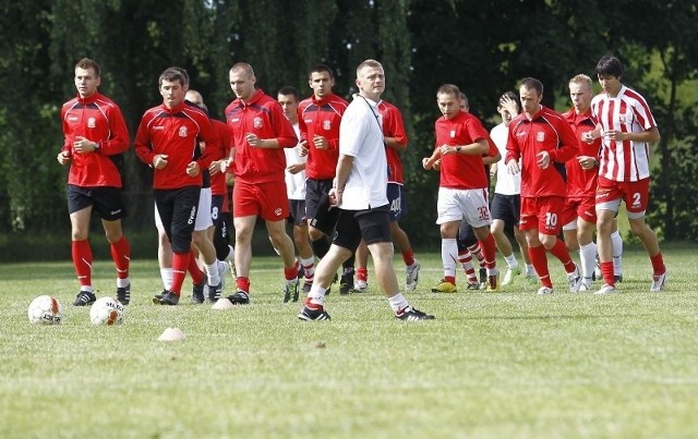 Trener Artur Łuczyk przygotowuje Resovię do meczu z liderem.