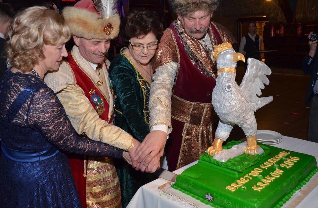 Król Jan Dziura-Bartkiewicz z małżonką Mariolą kroją tort