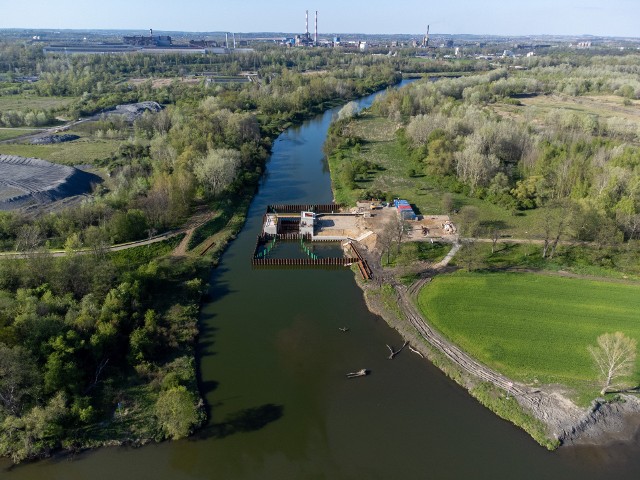 Port Kujawy. Budowa wrót przeciwpowodziowych w portach Płaszów i Kujawy w Krakowie jest jednym z elementów domykających system ochrony Krakowa przed powodzią. Wymiary jednego skrzydła wrót, które są montowane w porcie Płaszów, mają ponad 6 m szerokości i ponad 11 m wysokości, a ciężar jednego skrzydła to ponad 15 ton. W porcie Kujawy, ciężar jednego skrzydła wrót wynosi ponad 10 t, a jego wymiary to przeszło 6 m szerokości i 7 m wysokości