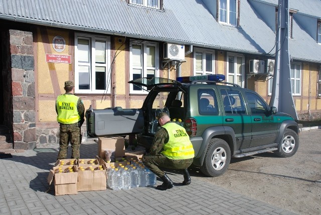 Funkcjonariusze SG z Łeby znaleźli nielegalny spirytus.