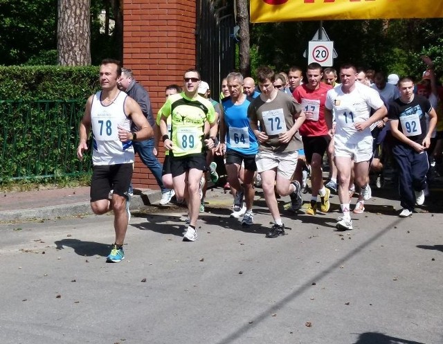 Jednym z pomysłodawców biegowej pielgrzymki z Radomia do Częstochowy jest biegający ksiądz Piotr Popis z Pionek (z numerem 78)