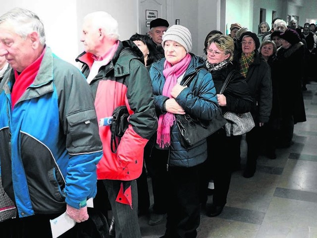 Po cierpliwym „odstaniu” swojego w kolejce nasz czytelnik musiał w niej stanąć ponownie. Ku zaskoczeniu przy okienku kasowym w ratuszu dowiedział się, że płatność kartą jest niemożliwa