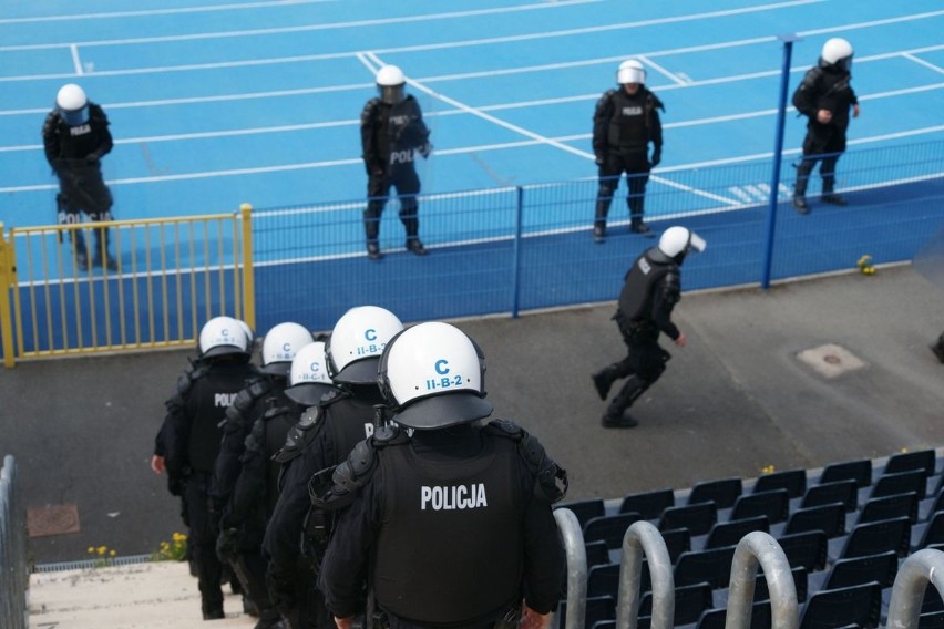 Policjanci oddziału prewencji w Bydgoszczy oraz czwartej...