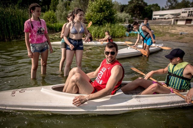 Po raz trzeci odbywa się MJsCAMP, organizowany przez Michała Jureckiego i Mateusza Jachlewskiego, gwiazdy polskiej piłki ręcznej. Bierze w nim udział ponad 80 dzieci z całej Polski. W tym gronie jest też mocna reprezentacja Kielecczyzny. Obóz trwa dziesięć dni - rozpoczął się 24 czerwca,a  skończy się 4 lipca. Odbywa się w Rudnie. Uczestniczy w nim ponad 80 osób, zarówno dziewczynki, jak i chłopcy. Pod okiem między innymi Michała Jureckiego i Mateusza Jachlewskiego zgłębiają tajniki piłki ręcznej.- Życie obozowe trwa, a choć jego głównym elementem są treningi piłki ręcznej, to nie tylko o ręczną w MJsCAMP chodzi. Nasz obóz to także chwile spędzone razem pomiędzy treningami. Wspólne rozmowy przy posiłkach, zabawa na świeżym powietrzu, plażing-smażing, czy psikusy płatane sobie w wodzie - czytany na Fanpage'u.MJsCAMP to projekt Michała Jureckiego i Mateusza Jachlewskiego, wielokrotnych reprezentantów Polski, zwycięzców Ligi Mistrzów. Cieszy się ogromnym zainteresowaniem wśród młodych ludzi. Świadczy o tym to, że miejsca na tegoroczny camp rozeszły się w ciągu kilku minut. Jurecki i Jachlewski sami prowadzą zajęcia, korzystając przy tym z wykwalifikowanej kadry trenerskiej, w tym roku wspiera ich  Anita Ligas-Skoneczna która na co dzień uczy wychowania fizycznego w kieleckiej szkole integracyjnej. Są też Tomasz Litwin, nauczyciel wychowania fizycznego w Szkole Podstawowej numer 25 w Kielcach i trener grup młodzieżowych w PGE VIVE Kielce  oraz Mirosław Curyło. Ten ostatni  uczy wychowania fizycznego w Zespole Szkół Muzycznych w Kielcach, broni barw AZS UJK Społem Kielce oraz szkoli dzieci w Mini Handball Academy. Zajęcia na campie prowadzą również Monika Kiniorska - uśmiechnięta i serdeczna trenerka, na co dzień uczy wychowania fizycznego w jednej z kieleckich szkół podstawowych, a także prowadzi grupy młodzieżowe w KS VIVE Kielce oraz trener personalny Piotr Żak. Kierownikiem obozu jest Artur Łata, na co dzień kierownik drużyny PGE VIVE Kielce.  Uczestników obozu odwiedził między innymi Paweł Ryckiewicz, specjalista od zaspokajania kulinarnych wymagań sportowców. Opowiadał między innymi o tym, jakie mięso powinni wybierać do swojej diety młodzi sportowcy.  Paweł Ryckiewicz obecnie jest kucharzem wielu klubów piłki ręcznej w Polsce, a z Ministerstwa Sportu oddelegowany jest do programu olimpiady w Tokio, dbając o wyżywienie wszystkich reprezentacji Polski. (dor)