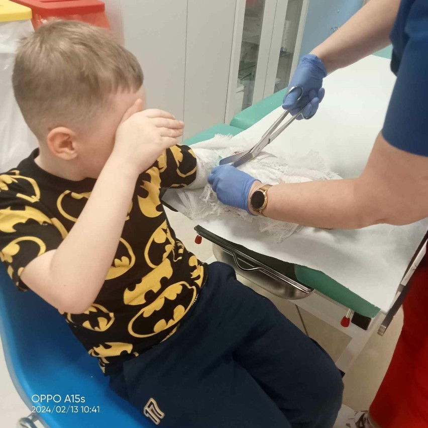 8-letni chłopczyk złamał rękę przez wyrwę w torowisku, czeka go bolesna rehabilitacja. Co na to MPK Wrocław?
