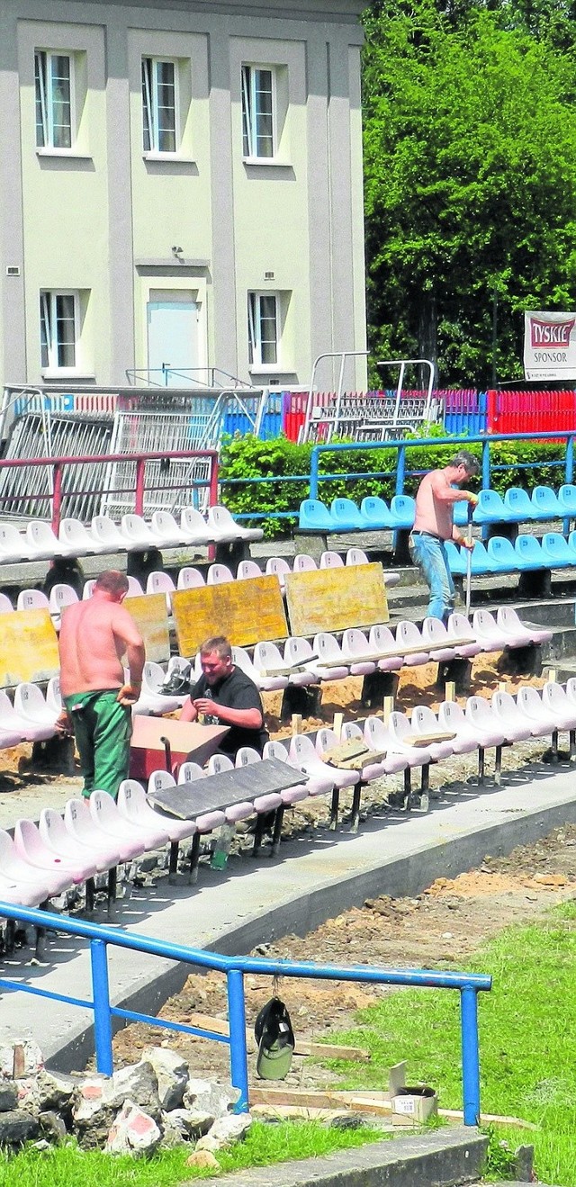 Na stadionie montowane są nowe krzesełka dla kibiców