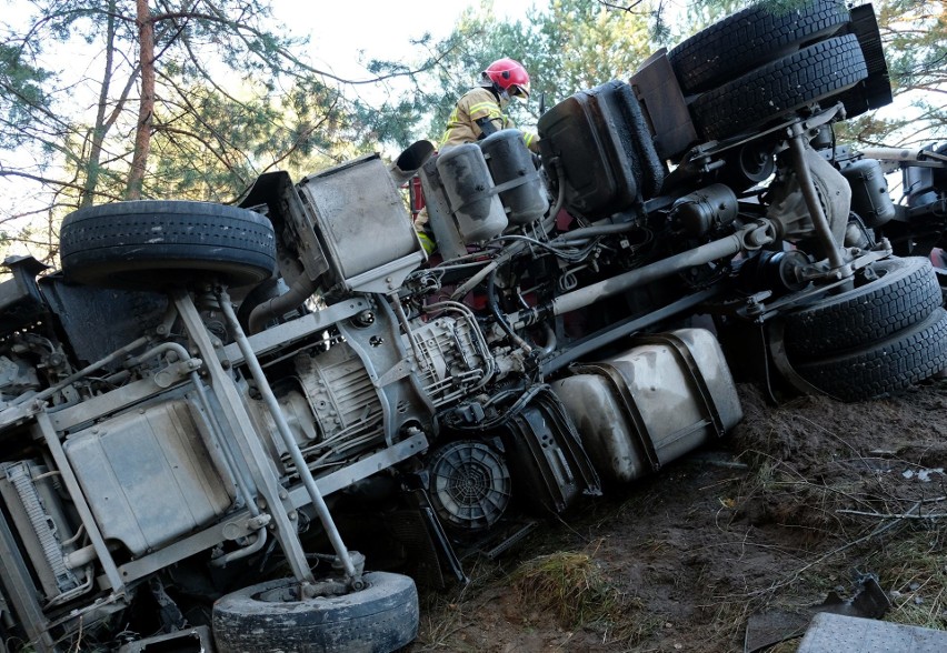 Wypadek w Drzewiczu. 20.11.2020 r. Ciężarówka przewożąca piach przewróciła się na drogę. 1 osoba została ranna
