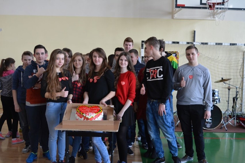 Zespół Szkół w Rzepinie zagrał z WOŚP. Wylicytowano nawet dzień bez pytania