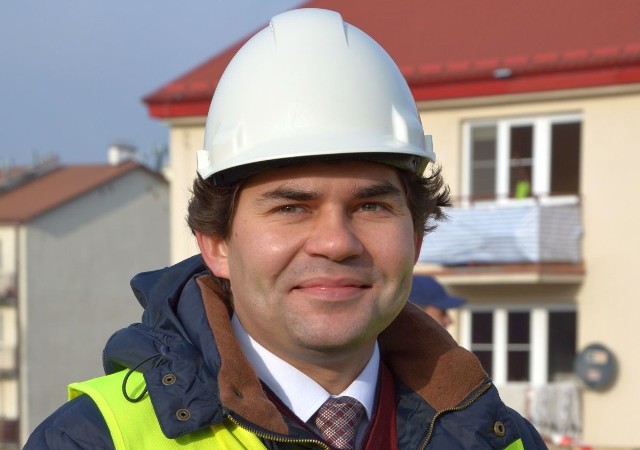 Prezydent Stalowej Woli Lucjusz Nadbereżny na budowie dwóch bloków komunalnych przy ulicy Orzeszkowej
