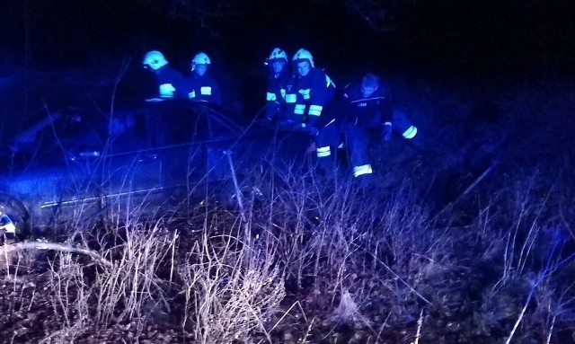 Do zdarzenia doszło kilka minut po godz. 19, przy wyjeździe z Sianowa w kierunku miejscowości Ratajki.Kierowca jadący drogą od strony Sianowa w pewnym momencie zauważył przebiegającą przez drogę sarnę. Chcąc uniknąć zderzenia, gwałtownie skręcił. Pojazd wjechał do rowu. Kierowcy nic się nie stało. Na miejscu byli strażacy i pomoc drogowa. Zobacz także: Kolizja w centrum Koszalina, na skrzyżowaniu ulic Zwycięstwa i 1-go Maja 