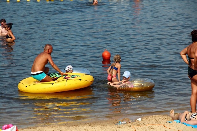 Suchedniowski zalew Ośrodka Sportu i Rekreacji ma swoich oddanych zwolenników. Czysta woda, schludne plaże i trawniki oraz wiele alternatyw wodnych kąpieli przyciągają mieszkańców miasta i przyjezdnych.>>>Więcej zdjęć na kolejnych slajdach