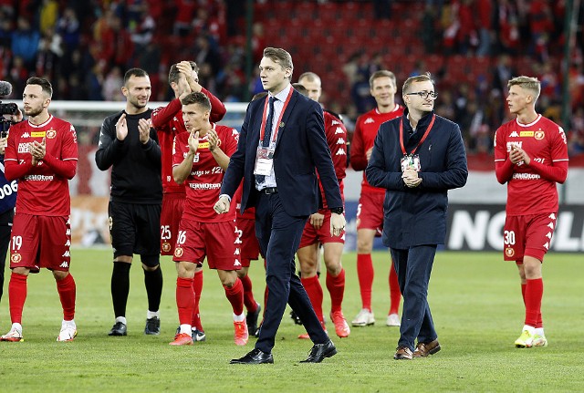 Razem z piłkarzami i kibicami świętowali prezes Mateusz Dróżdż i wiceprezes Michał Rydz