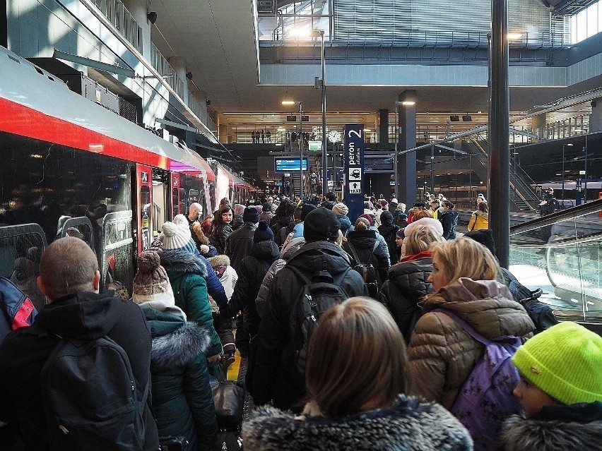 300 osób z Ukrainy przyjechało pierwszym pociągiem do Łodzi....