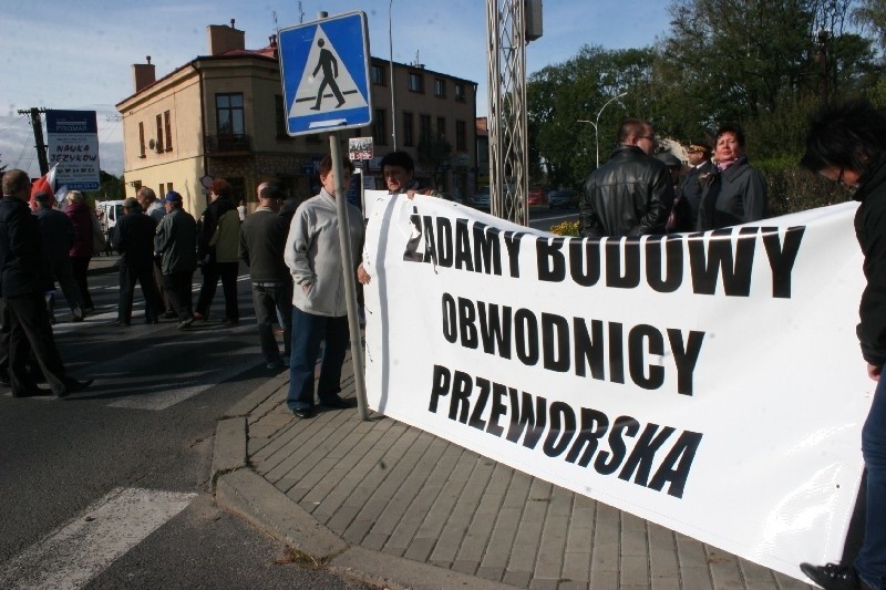 Mieszkańcy zablokowali krajową czwórkę w Przeworsku. Chcą obwodnicy [ZDJĘCIA]