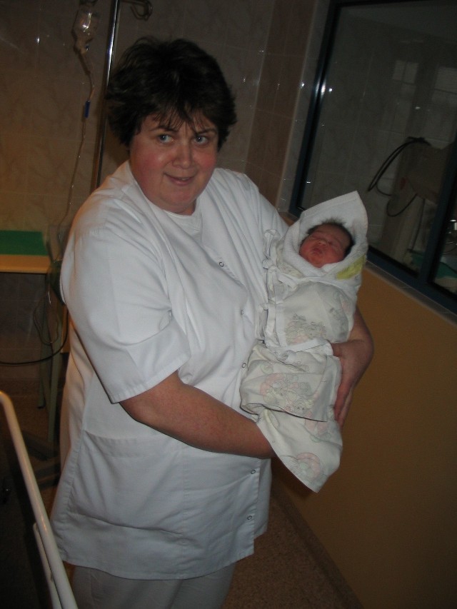 Malutka Amelia Jarosz na rękach Elżbiety Koselak cioci i zarazem pielęgniarki na oddziale położniczym w Szpitalu Wojewódzkim w Tarnobrzegu.
