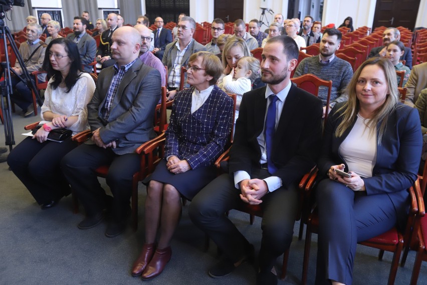 Odznaczono 40 honorowych dawców krwi Uroczystość odbyła się w Urzędzie Miasta Łodzi