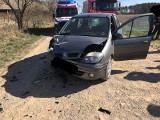 Wypadek na drodze Grądy - Poniklica. Renault uderzyło w przyczepę z nawozami (zdjęcia)