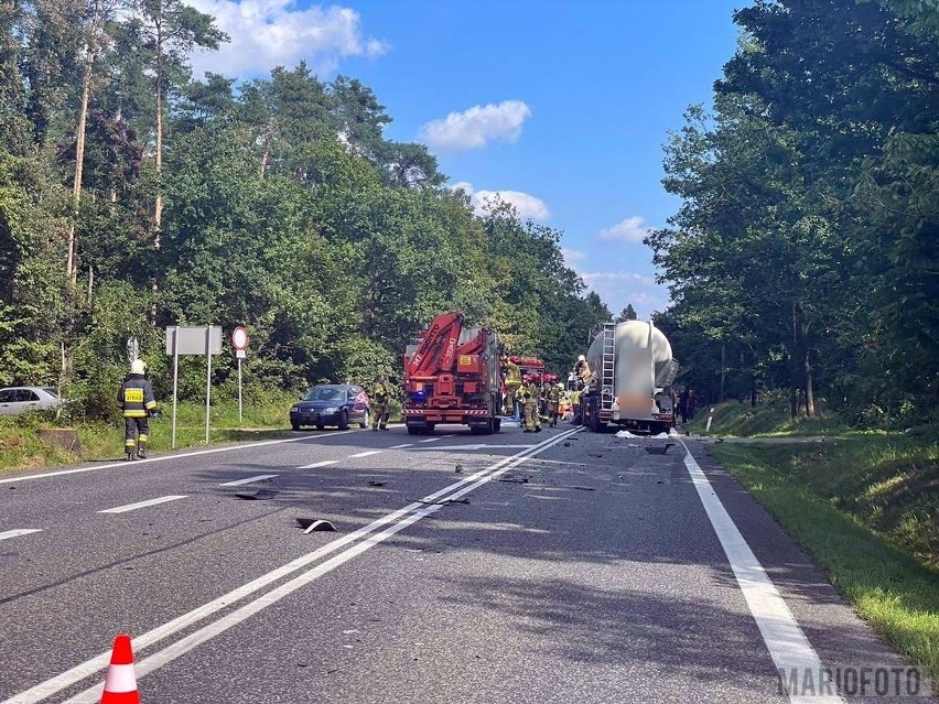Wypadek w Dąbrowie. Zderzenie dwóch ciężarówek na drodze...