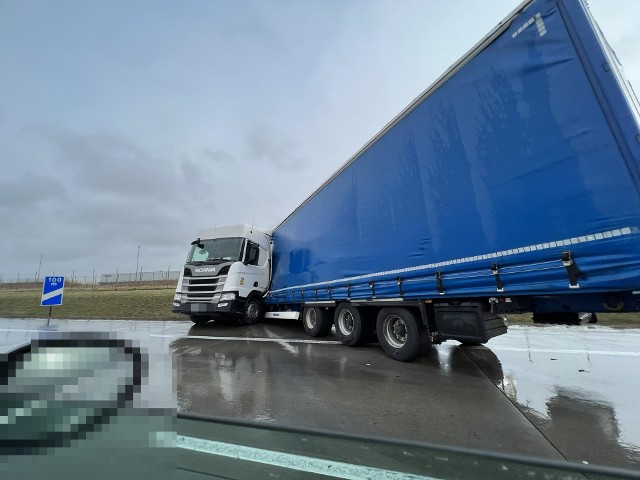 W sobotę (25 lutego) na autostradzie A4 pod Wrocławiem doszło do zdarzenia drogowego. Ciężarówka stoi w poprzek jezdni i blokuje cały ruch z Legnicy w kierunku Opola. Powstał ogromny korek.