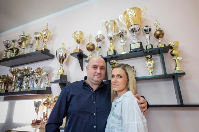 Szymon Kowalik z małżonką Agatą Stępień, piłkarką i kapitanem KKP Rem Marco