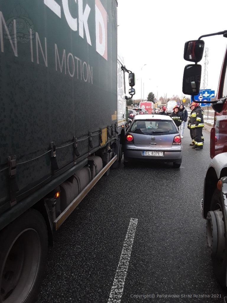 Stłuczka na alei Ofiar Terroryzmu 11 Września. Volkswagen zderzył się z ciężarówką ZDJĘCIA