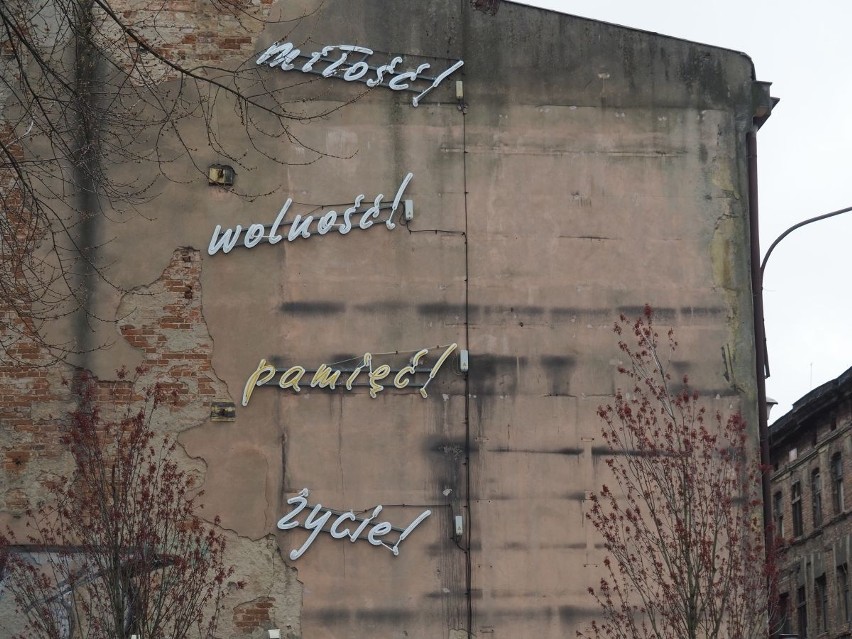 W Łodzi powstał nowy neon! „Miłość!", „wolność!", „pamięć!", „życie!" - co oznaczają te słowa? 